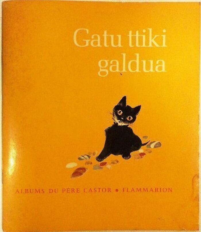Gatu ttiki galdua.
Édition basque de l'album du Père Castor: Petit Chat Perdu. Père Castor. Image